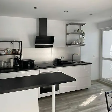 Modern 1 Bed In Port & Pool * Estepona